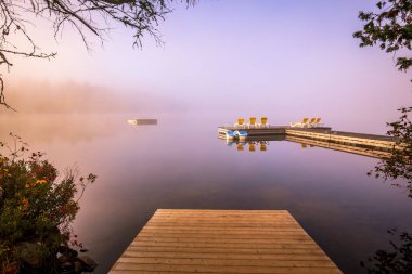 Lac-Superieur rıhtımının manzarası, sisli bir sabah, Laurentides, Mont-Titrek, Quebec, Kanada