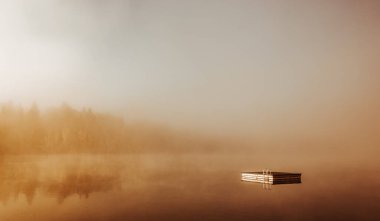 Lac-Superieur rıhtımının manzarası, sisli bir sabah, Laurentides, Mont-Titrek, Quebec, Kanada