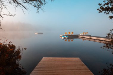 Lac-Superieur rıhtımının manzarası, sisli bir sabah, Laurentides, Mont-Titrek, Quebec, Kanada