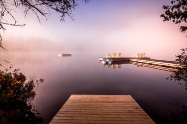Lac-Superieur rıhtımının manzarası, sisli bir sabah, Laurentides, Mont-Titrek, Quebec, Kanada