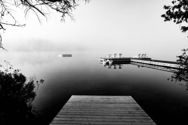 Lac-Superieur rıhtımının manzarası, sisli bir sabah, Laurentides, Mont-Titrek, Quebec, Kanada