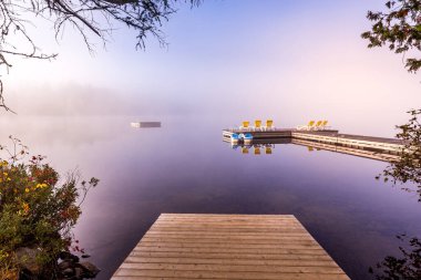 Lac-Superieur rıhtımının manzarası, sisli bir sabah, Laurentides, Mont-Titrek, Quebec, Kanada