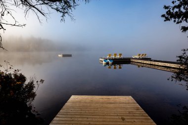 Lac-Superieur rıhtımının manzarası, sisli bir sabah, Laurentides, Mont-Titrek, Quebec, Kanada