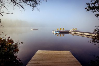 Lac-Superieur rıhtımının manzarası, sisli bir sabah, Laurentides, Mont-Titrek, Quebec, Kanada
