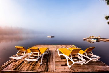 Lac-Superieur rıhtımının manzarası, sisli bir sabah, Laurentides, Mont-Titrek, Quebec, Kanada