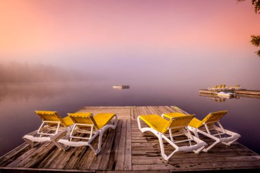 Lac-Superieur rıhtımının manzarası, sisli bir sabah, Laurentides, Mont-Titrek, Quebec, Kanada
