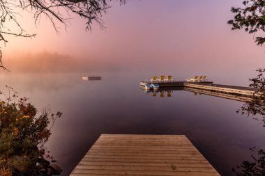 Lac-Superieur rıhtımının manzarası, sisli bir sabah, Laurentides, Mont-Titrek, Quebec, Kanada