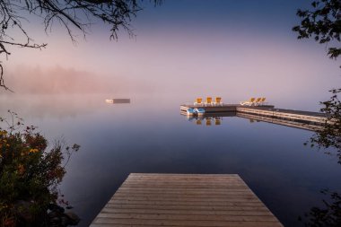 Lac-Superieur rıhtımının manzarası, sisli bir sabah, Laurentides, Mont-Titrek, Quebec, Kanada