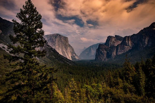 World Famous Rock Climbing Wall Capitan Yosemite National Park California — стоковое фото