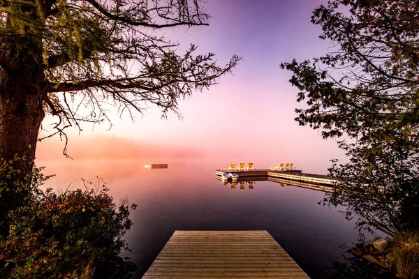 Θέα Μιας Βάρκας Στο Lac Superieur Ομιχλώδες Πρωινό Ομίχλη Στο — Φωτογραφία Αρχείου