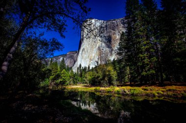 El Capitan 'ın dünyaca ünlü kaya tırmanışı duvarı, Yosemite Ulusal Parkı, Kaliforniya, ABD