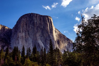 El Capitan 'ın dünyaca ünlü kaya tırmanışı duvarı, Yosemite Ulusal Parkı, Kaliforniya, ABD