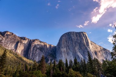 El Capitan 'ın dünyaca ünlü kaya tırmanışı duvarı, Yosemite Ulusal Parkı, Kaliforniya, ABD