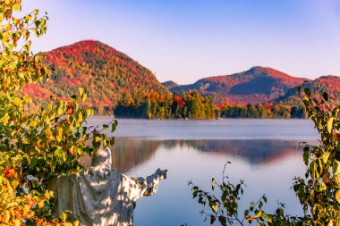 Lac-Superieur rıhtımının manzarası, sisli bir sabah, Laurentides, Mont-Titrek, Quebec, Kanada