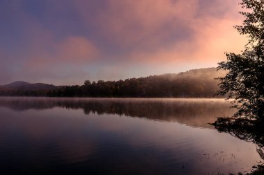 Lac-Superieur rıhtımının manzarası, sisli bir sabah, Laurentides, Mont-Titrek, Quebec, Kanada