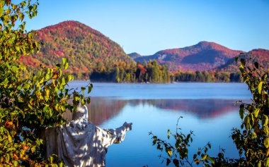Lac-Superieur rıhtımının manzarası, sisli bir sabah, Laurentides, Mont-Titrek, Quebec, Kanada