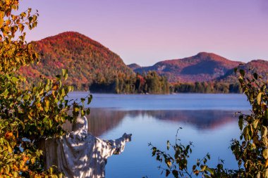Lac-Superieur rıhtımının manzarası, sisli bir sabah, Laurentides, Mont-Titrek, Quebec, Kanada