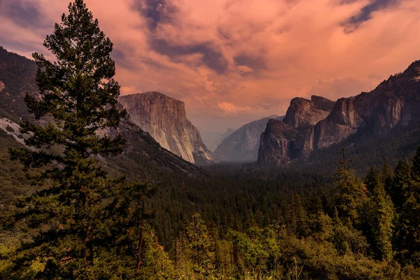 World Famous Rock Climbing Wall Capitan Yosemite National Park California — стоковое фото