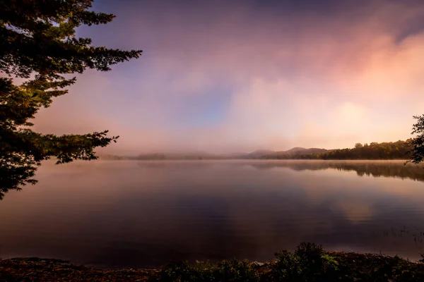 Lac Superieur Rıhtımının Manzarası Sisli Bir Sabah Laurentides Mont Titrek — Stok fotoğraf