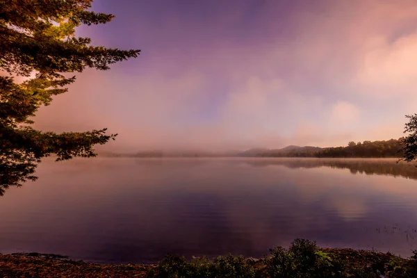 Lac Superieur Rıhtımının Manzarası Sisli Bir Sabah Laurentides Mont Titrek — Stok fotoğraf