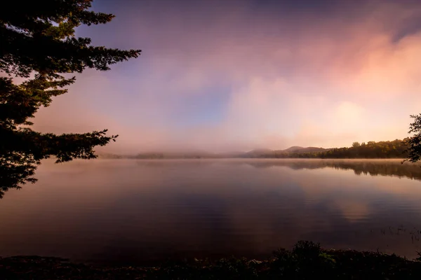 Lac Superieur Rıhtımının Manzarası Sisli Bir Sabah Laurentides Mont Titrek — Stok fotoğraf