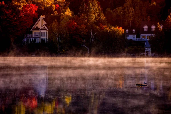 Widok Dok Lac Superieur Mglisty Poranek Mgłą Laurentides Mont Tremblant — Zdjęcie stockowe