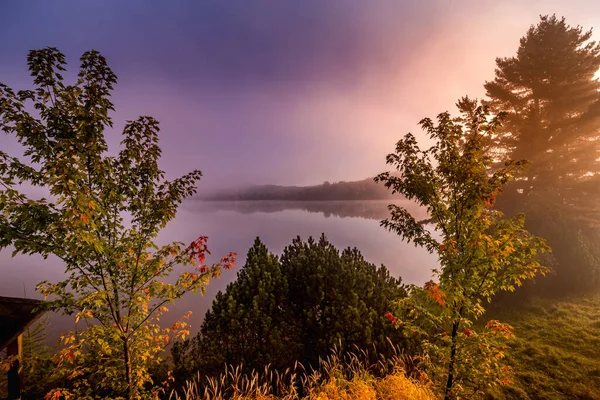 Lac Superieur Rıhtımının Manzarası Sisli Bir Sabah Laurentides Mont Titrek — Stok fotoğraf