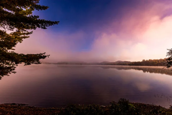 Uitzicht Een Aanlegsteiger Van Het Lac Superieur Mistige Ochtend Met — Stockfoto