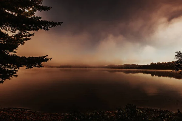 Lac Superieur Rıhtımının Manzarası Sisli Bir Sabah Laurentides Mont Titrek — Stok fotoğraf