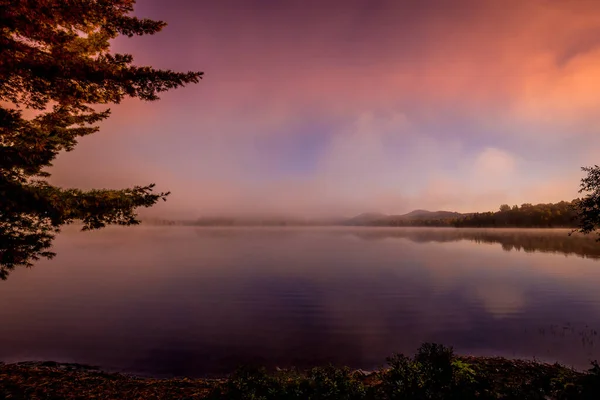 Lac Superieur Rıhtımının Manzarası Sisli Bir Sabah Laurentides Mont Titrek — Stok fotoğraf