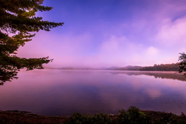 Θέα Μιας Βάρκας Στο Lac Superieur Ομιχλώδες Πρωινό Ομίχλη Στο — Φωτογραφία Αρχείου