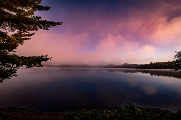 Blick Auf Einen Bootsanleger Lac Superieur Nebliger Morgen Mit Nebel — Stockfoto