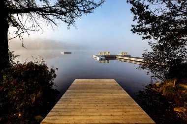 Lac-Superieur rıhtımının manzarası, sisli bir sabah, Laurentides, Mont-Titrek, Quebec, Kanada