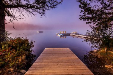 Lac-Superieur rıhtımının manzarası, sisli bir sabah, Laurentides, Mont-Titrek, Quebec, Kanada