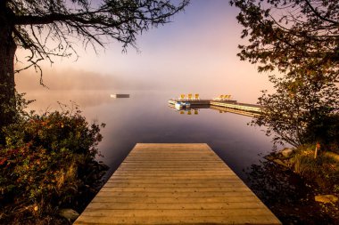 Lac-Superieur rıhtımının manzarası, sisli bir sabah, Laurentides, Mont-Titrek, Quebec, Kanada