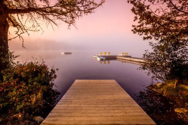 Lac-Superieur rıhtımının manzarası, sisli bir sabah, Laurentides, Mont-Titrek, Quebec, Kanada