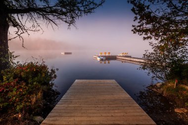 Lac-Superieur rıhtımının manzarası, sisli bir sabah, Laurentides, Mont-Titrek, Quebec, Kanada