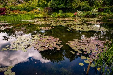 GIVERNY, FRANCE, 21 Mayıs 2015: Empresyonist bahçeler ve Claude Monet göletleri Giverny, Normandiya, Fransa