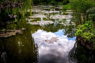 GIVERNY, FRANCE, 21 Mayıs 2015: Empresyonist bahçeler ve Claude Monet göletleri Giverny, Normandiya, Fransa