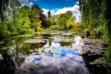 GIVERNY, FRANCE, 21 Mayıs 2015: Empresyonist bahçeler ve Claude Monet göletleri Giverny, Normandiya, Fransa