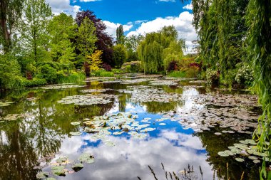 GIVERNY, FRANCE, 21 Mayıs 2015: Empresyonist bahçeler ve Claude Monet göletleri Giverny, Normandiya, Fransa