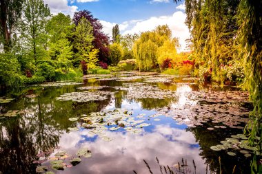 GIVERNY, FRANCE, 21 Mayıs 2015: Empresyonist bahçeler ve Claude Monet göletleri Giverny, Normandiya, Fransa