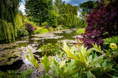 GIVERNY, FRANCE, 21 Mayıs 2015: Empresyonist bahçeler ve Claude Monet göletleri Giverny, Normandiya, Fransa