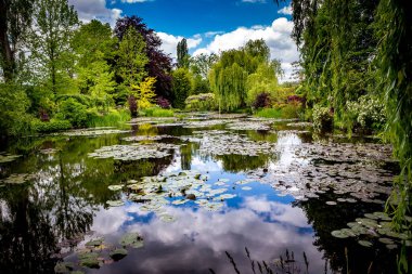 GIVERNY, FRANCE, 21 Mayıs 2015: Empresyonist bahçeler ve Claude Monet göletleri Giverny, Normandiya, Fransa
