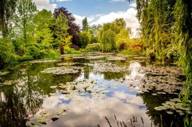 GIVERNY, FRANCE, 21 Mayıs 2015: Empresyonist bahçeler ve Claude Monet göletleri Giverny, Normandiya, Fransa