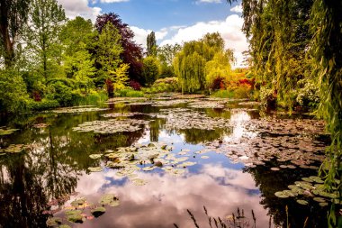 GIVERNY, FRANCE, 21 Mayıs 2015: Empresyonist bahçeler ve Claude Monet göletleri Giverny, Normandiya, Fransa