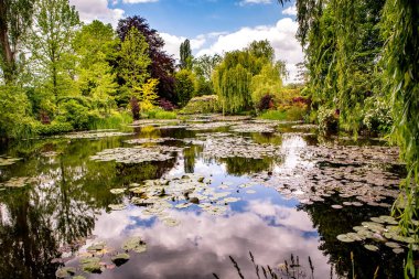 GIVERNY, FRANCE, 21 Mayıs 2015: Empresyonist bahçeler ve Claude Monet göletleri Giverny, Normandiya, Fransa