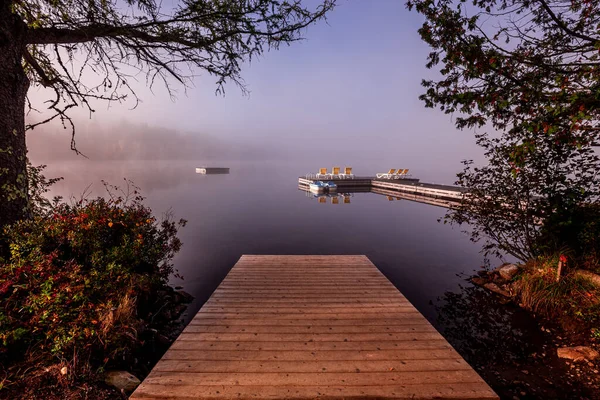 Lac Superieur Rıhtımının Manzarası Sisli Bir Sabah Laurentides Mont Titrek — Stok fotoğraf