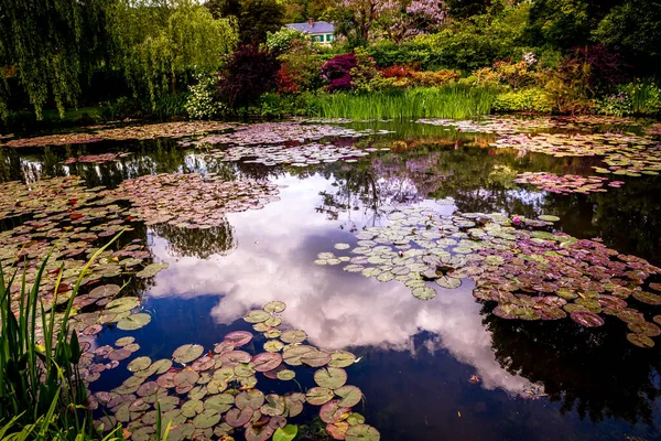GIVERNY, FRANCE, 21 Mayıs 2015: Empresyonist bahçeler ve Claude Monet göletleri Giverny, Normandiya, Fransa