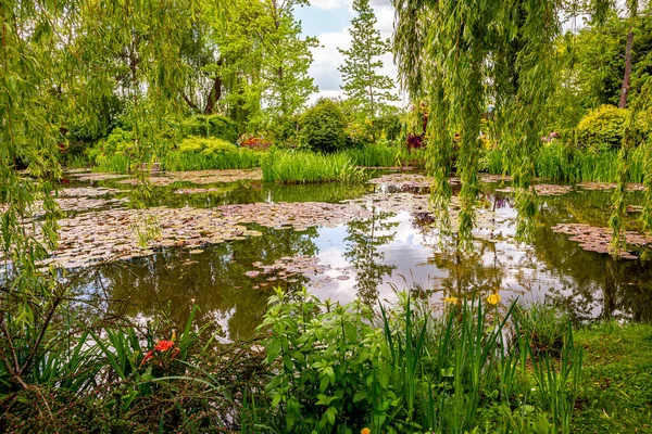 GIVERNY, FRANCE, 21 Mayıs 2015: Empresyonist bahçeler ve Claude Monet göletleri Giverny, Normandiya, Fransa